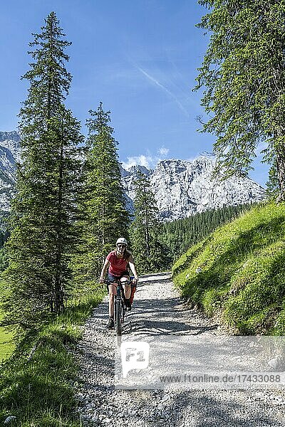 Mountainbiker auf dem Schotterweg zum Schachenhaus  Wettersteingebirge  Garmisch-Partenkirchen  Bayern  Deutschland  Europa