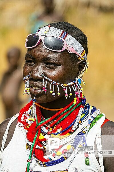 Traditionell gekleidetes junges Mädchen vom Stamm der Laarim  Boya-Hügel  Ost-Äquatoria  Südsudan  Afrika