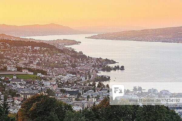 Blick bei Sonnenuntergang von Feusisberg über den Zürichsee nach Zürich  mit Wollerau  Richterswil  Wädenswil und Meilen und dem Uetliberg im Hintergrund  Kanton Zürich  Schweiz  Europa