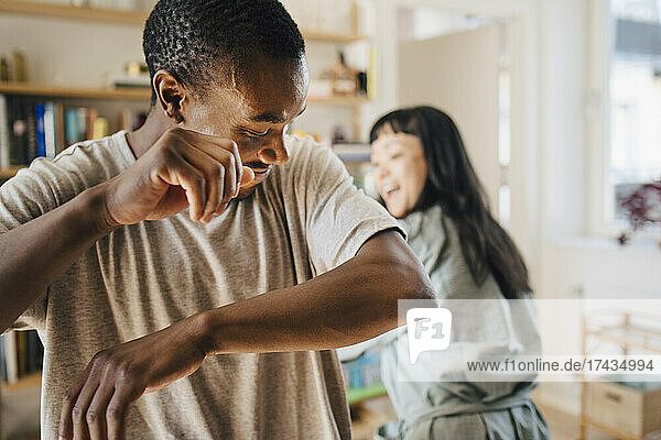 Mid Adult Mann tanzt mit Freundin zu Hause