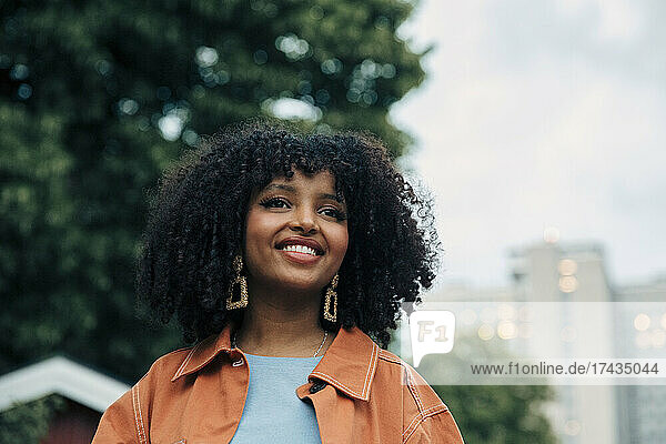 Lächelndes jugendliches Mädchen mit schwarzer Afro-Frisur
