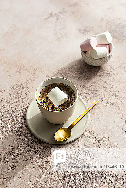 Tasse heiße Schokolade mit Marshmallows