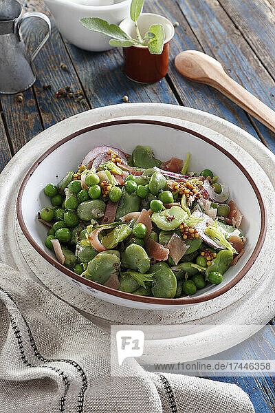 Salat mit Saubohnen  grünen Erbsen und Parmaschinken