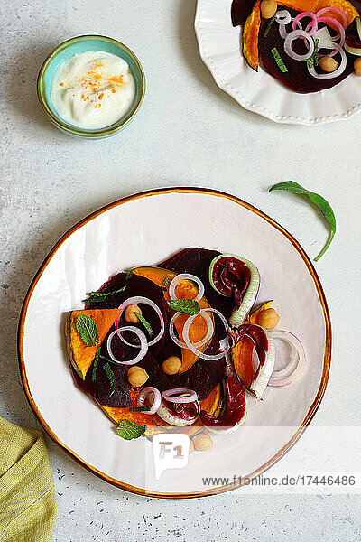 Winterlicher Rote-Bete-Salat mit Kürbis  Kichererbsen und Joghurt