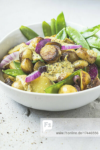 Gegrillter Kartoffelsalat mit Zuckerschoten und Knoblauchsenf-Dressing