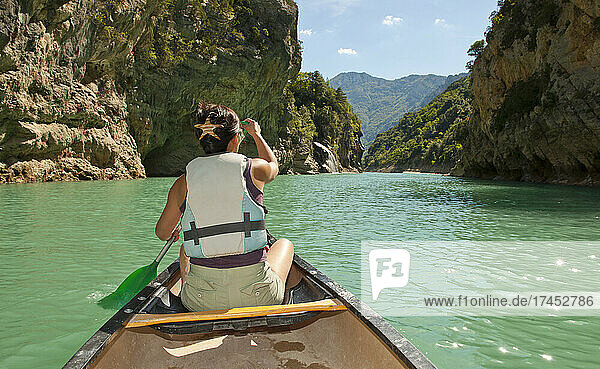 woman exploring the Verdon canyon on a canoe