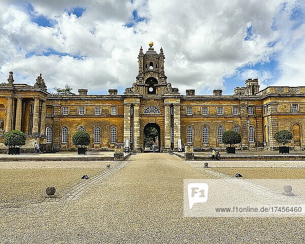 Schloss Blenheim Palace mit Besuchern  Woodstock  Oxfordshire  England  Großbritannien  Europa