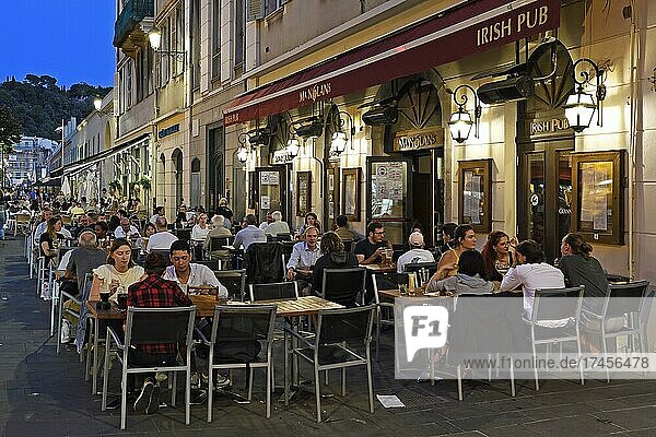 Abendliches Treiben mit Restaurants und Marktständen auf dem Cours Saleya  Innenstadt  Nizza  Département Alpes-Maritimes  Region Provence-Alpes-Côte d?Azur  Frankreich  Europa