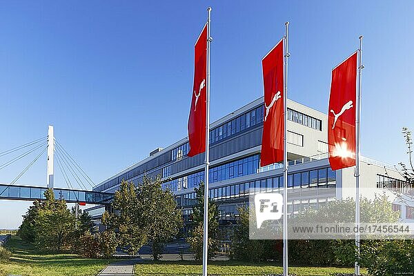Moderne  Architektur  Bürogebäude der Puma AG  Flagge mit Firmenloge  Markenzeichen  Brandmark  Herzogenaurach  Mittelfranken  Franken  Bayern  Deutschland  Europa