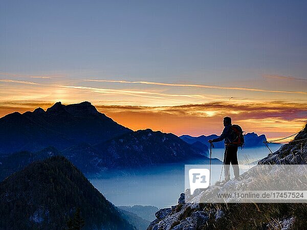 Bergsteiger in der Abenddämmerung mit Blick auf den Schafberg  Salzkammergut  Oberösterreich  Österreich  Europa
