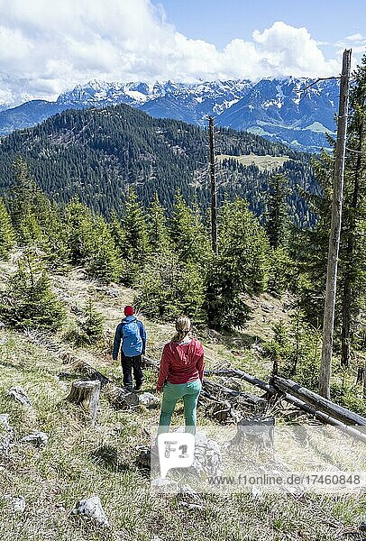 Wanderer in den Bayrischen Voralpen  Aschau im Chiemgau  Chiemgauer Alpen  Bayern  Deutschland  Europa