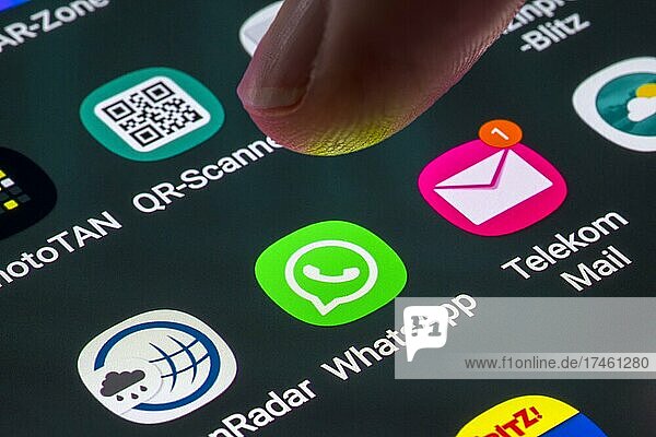 App-Icons  Anzeige auf einem Bildschirm  Smartphon  WhatsApp  Telekom Mail und QR-Scanner  Soziales Netzwek  Detail