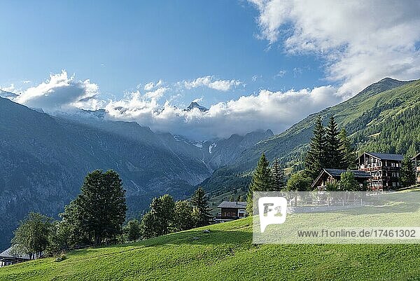 Ortsbild mit dem Großen Wannenhorn und dem Risihorn  Bellwald  Wallis  Schweiz  Europa