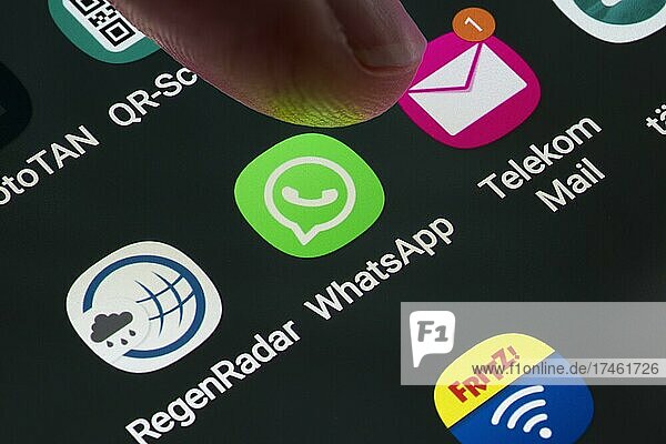 App-Icons  Anzeige auf einem Bildschirm  Smartphon  WhatsApp  Telekom Mail und QR-Scanner  Soziales Netzwek  Detail
