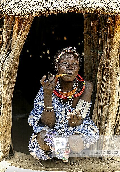 Frau mit Schönheitsnarben vom Stamm der Toposa raucht eine Pfeife  Ost-Äquatoria  Südsudan  Afrika