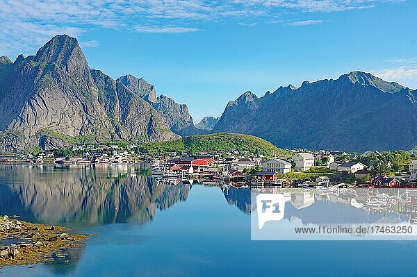 Häuser und Berge spiegeln sich perfekt in einem Fjord  Reinefjorden  Moskenes  Nordland  Lofoten  Norwegen  Europa