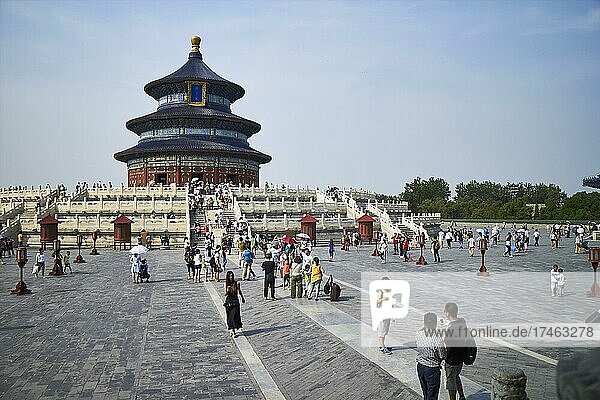 Halle des Erntegebets  Himmelsaltar mit Touristen  Peking  China  Asien