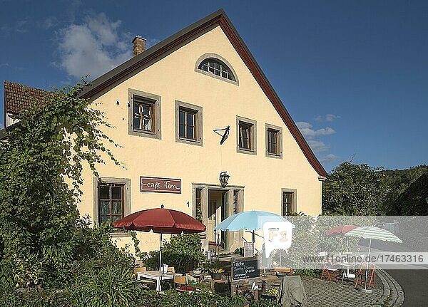 Café in einer ehemaligen Glasfabrik  Steigerwald  Bayern  Deutschland  Europa
