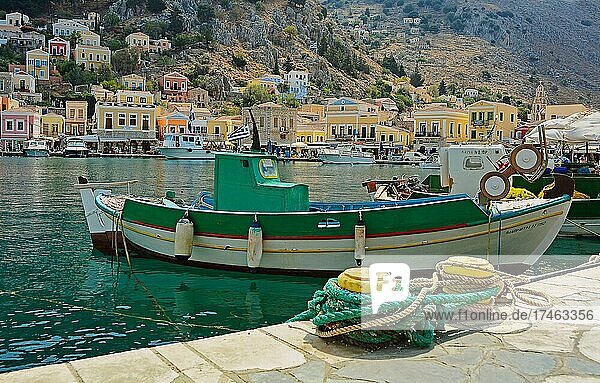 Grünes-weißes Fischerboot  im Hintergrund die Häuser von Symi  Insel Symi  Griechenland  Europa