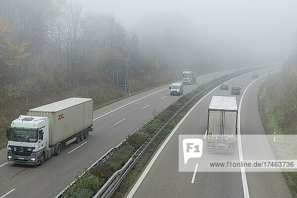 Dichter Nebel auf Autobahn im Herbst  Schnellstraße  Baden-Württemberg  Deutschland  Europa