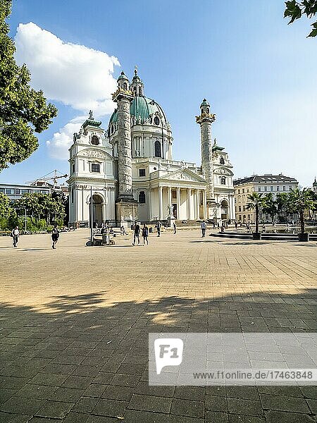 Karlskirche mit Brunnen  Wien  Österreich  Europa