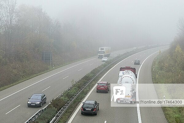 Dichter Nebel auf Autobahn im Herbst  Schnellstraße  Baden-Württemberg  Deutschland  Europa