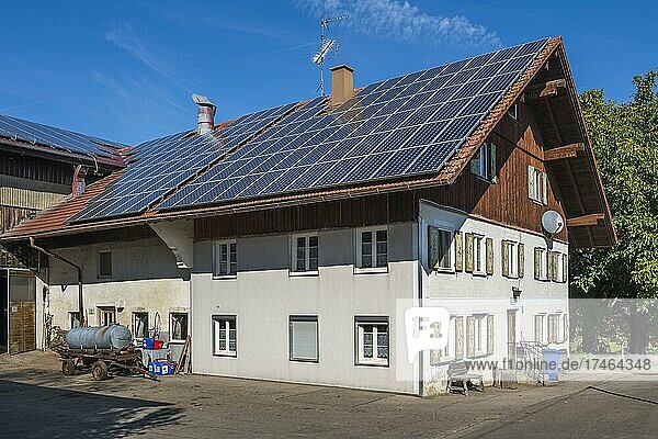 Bauernhof von 1394 mit Solarzellen auf dem Dach  am Mariaberg  Kempten  Allga?u  Bayern  Deutschland  Europa