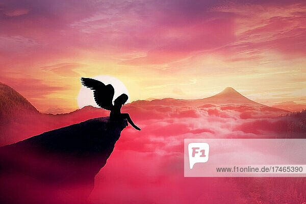 Silhouette eines einsamen gefallenen Engels mit langen Flügeln  der auf einer Klippe vor einem paradiesischen Sonnenuntergang steht. Dämmerung Himmel über den Wolken in den Bergen. Himmel Landschaft Szene Bildschirmschoner