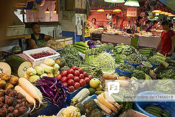 Marktstand mit Gemüse und Obst  Shanghai  China  Asien