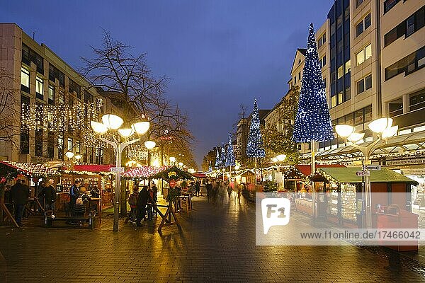 Weihnachtsmarkt in der Fußgängerzone  Nachtaufnahme  Duisburg  Ruhrgebiet  Nordrhein-Westfalen  Deutschland  Europa