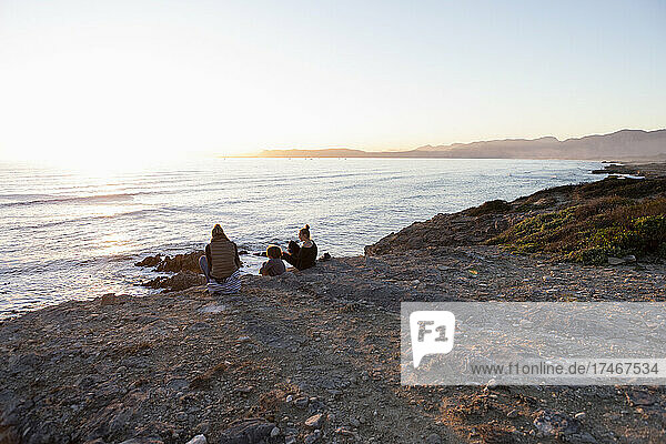 Familie mit Blick auf die Küste des Walker Bay Reserve bei Sonnenuntergang  Südafrika