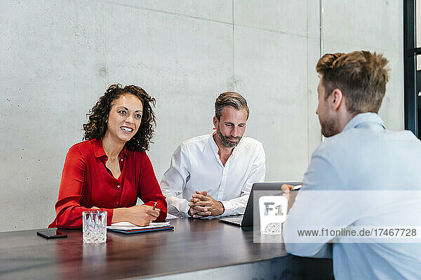 Geschäftsfrau führt Vorstellungsgespräch mit männlichem Kollegen im Büro