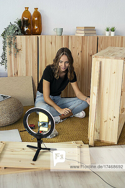 Influencerin filmt beim Zusammenbau von Möbeln zu Hause