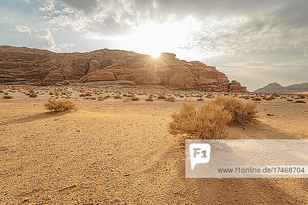 Jordanien  Gouvernement Aqaba  Sonnenuntergang über Wadi Rum