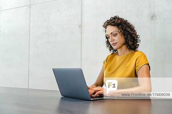 Unternehmerin benutzt Laptop am Schreibtisch
