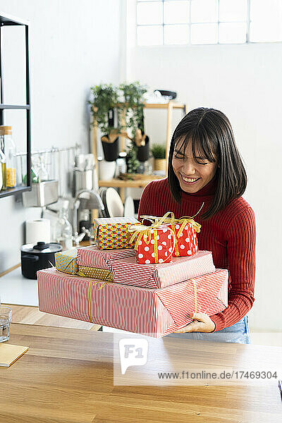 Freiberufler hält Geschenkboxen zu Hause auf dem Schreibtisch