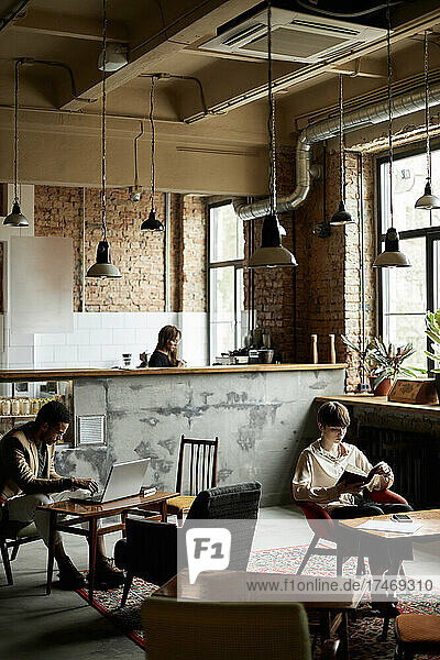 Mann und Frau verbringen ihre Freizeit im modernen Café