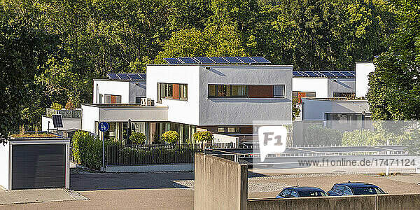 Deutschland  Baden-Württemberg  Esslingen  Modernes Vorstadthaus ausgestattet mit Sonnenkollektoren