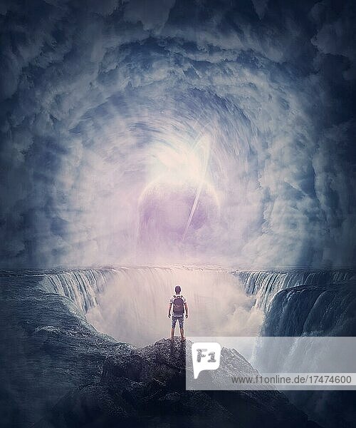 Eine Person steht am Rande einer Klippe über einem Wasserfall und schaut auf einen riesigen Wirbelsturm in den Wolken  der ein Portal zu einem anderen Planeten schafft. Surreale und fantastische Szene  magische Welt Abenteuer Konzept