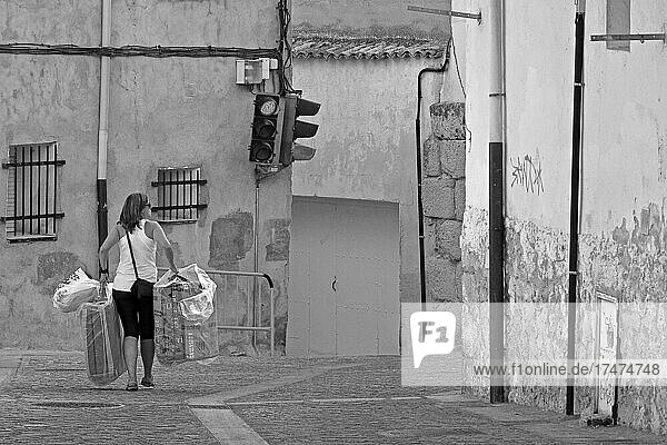 Frau trägt Gegenstände durch Gasse in Cuenca  Provinz Cuenca  Region Kastilien-La Mancha  Spanien  Europa