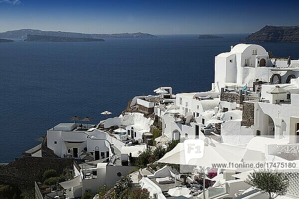 Hotel mitTerrasse und Treppe  Oia Santorini  Kykladen  Griechenland  Europa