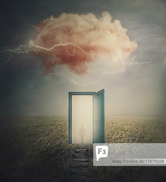 Surreale Szene  Teleportation Konzept  Zeit und Raum Reisen durch eine offene Tür auf einem mystischen Land. Magische Wolke am Himmel  geheimnisvolle Blitze und ein Wanderer Person Silhouette in den Nebel