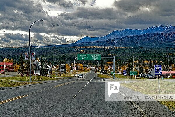 Intersection of Alaska Hwy. and Haines Hwy.  Haines Junction  Kluane Front Range in the background  autumnal colours  impressive clouds  Yukon Territory  Canada  North America