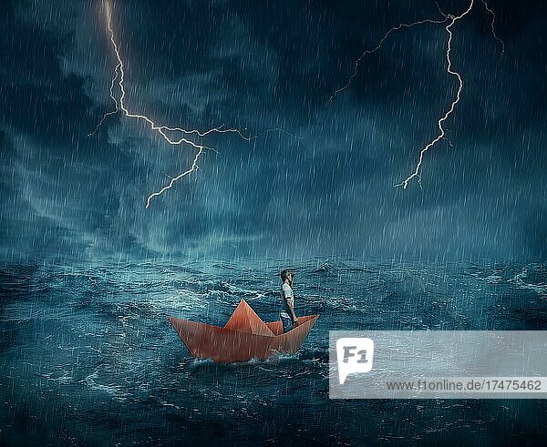 Ein Junge in einem orangefarbenen Papierboot segelt verloren auf dem Meer  in einer stürmischen Nacht mit Blitzen am Himmel. Abenteuer und Reise Konzept
