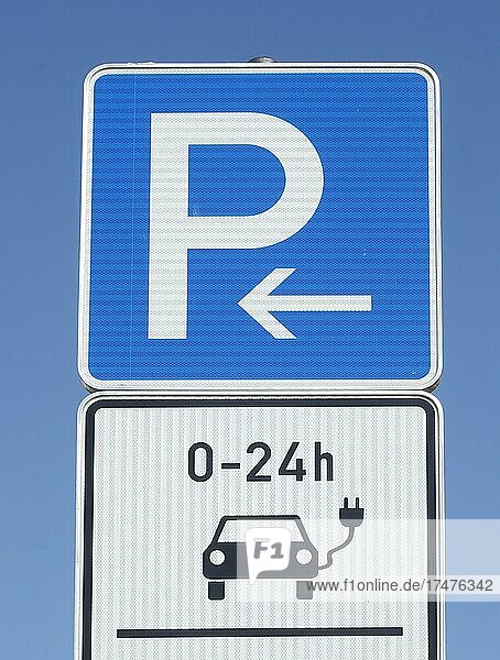 Verkehrsschild Parkplatz und Ladestation für Elektroautos  Deutschland  Europa
