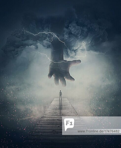 Surreale Szene,  ein Mann auf einem Pier und eine unheimliche Riesenhand kommt aus dem Nebel und Blitzen. Wurmloch Teleport in eine andere Welt durch den Sturm. Mysteriöses Wunderland,  fantastisches Abenteuerkonzept
