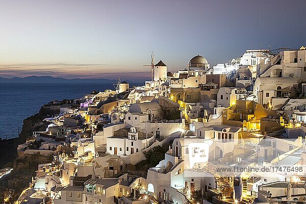 Blick auf Oia  Windmühlen Sonnenuntergang  Abendstimmung  Kykladen Santorin  Griechenland  Europa