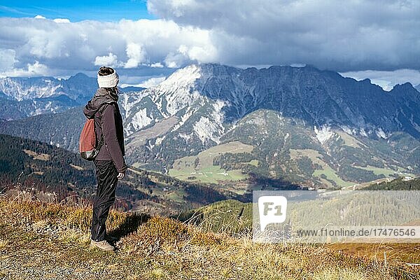 Frau blickt auf die Gebirgsgruppe Leoganger Steinberge  Ostalpen  Österreich  Europa