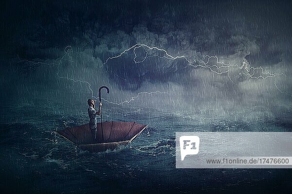Person segelt allein auf dem Meer auf einem Regenschirm Boot  auf der Suche nach Ufer. Surreale Szene mit einem Sturm über dem Meer. Fantastisches Abenteuer-Konzept. Business Verzweiflung Metapher  Eroberung und angesichts der Widrigkeiten