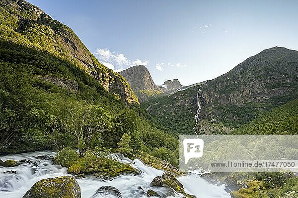 Gletscherfluss Briksdalselva, Wasserfall und steile Bergflanken, Briksdal, Jostedalsbreen Nationalpark, Norwegen, Europa